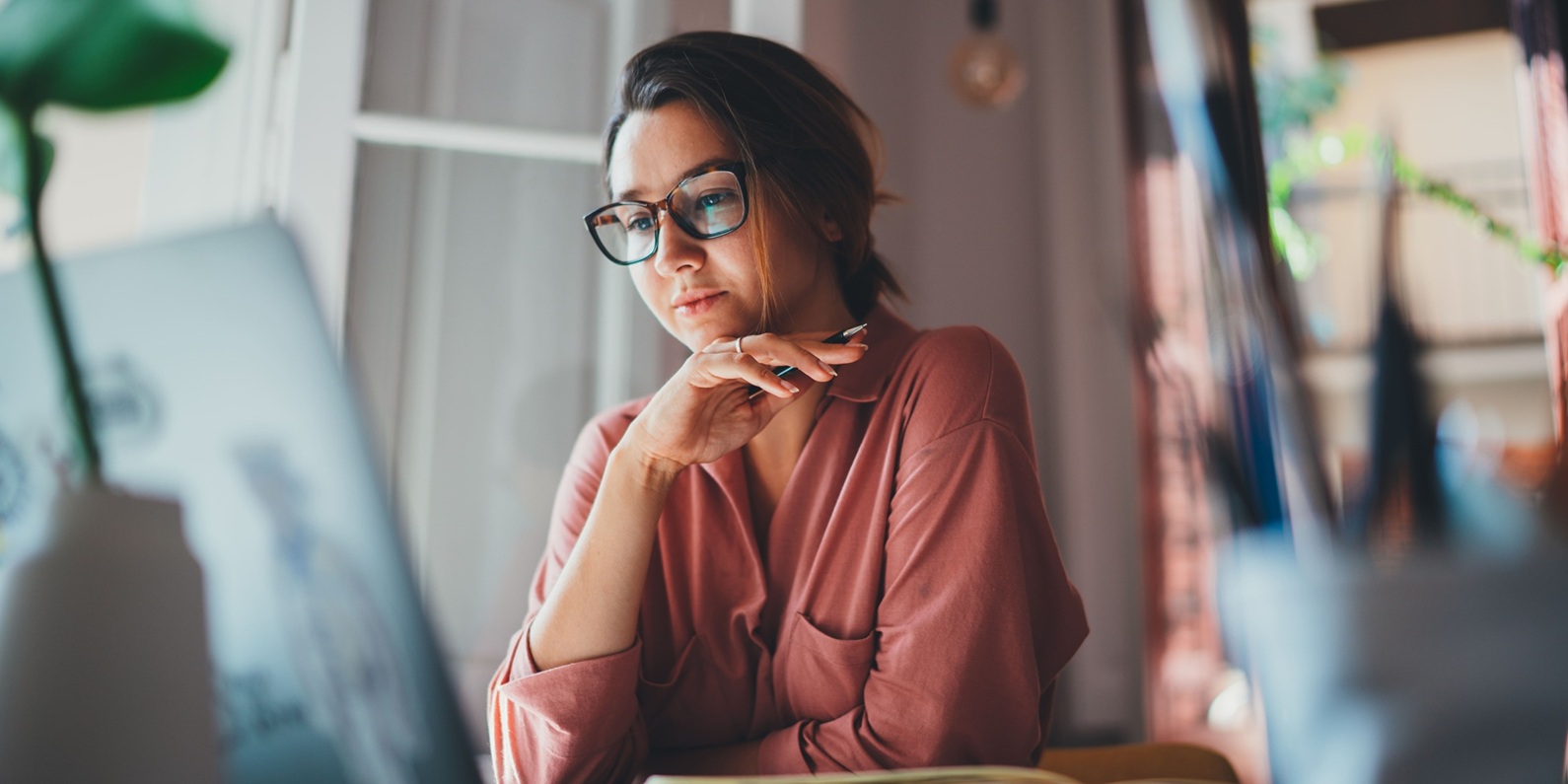 Frau sitzt vor Laptop